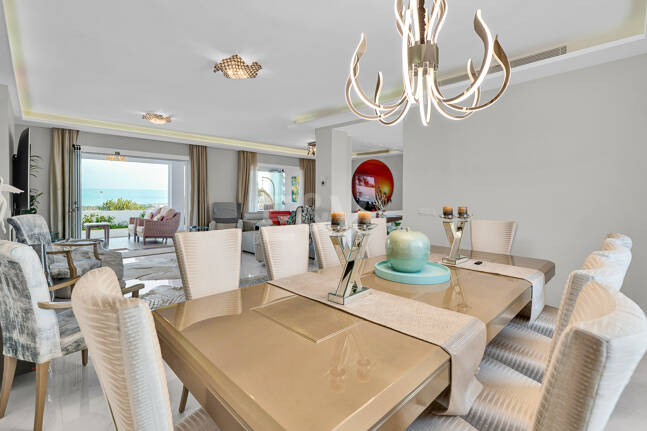 Ljus samtida villa i Nueva Andalucía med havs- och bergsutsikt