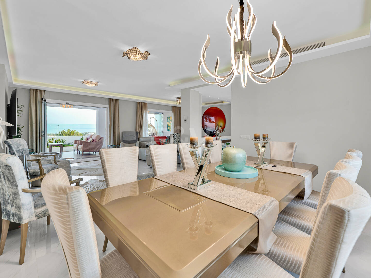 Ljus samtida villa i Nueva Andalucía med havs- och bergsutsikt