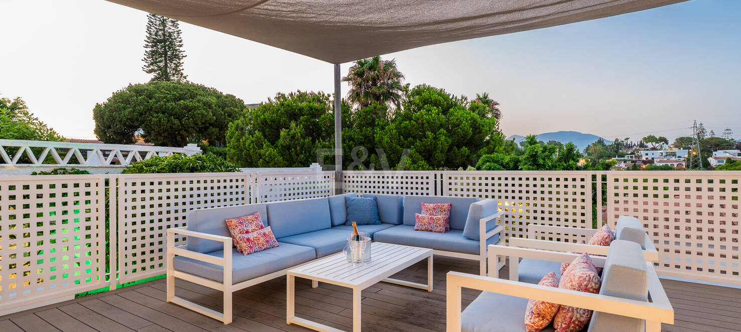 Bright contemporary villa in Nueva Andalucía with sea and mountain views