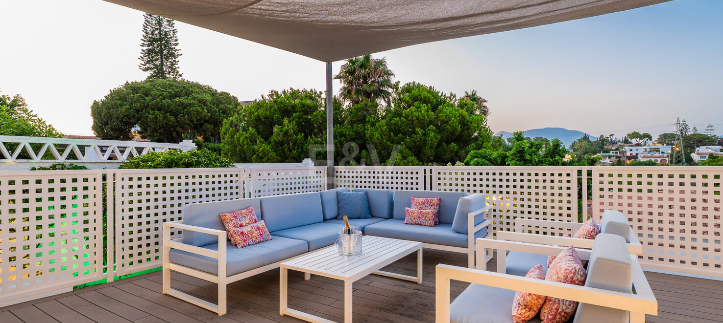 Ljus samtida villa i Nueva Andalucía med havs- och bergsutsikt
