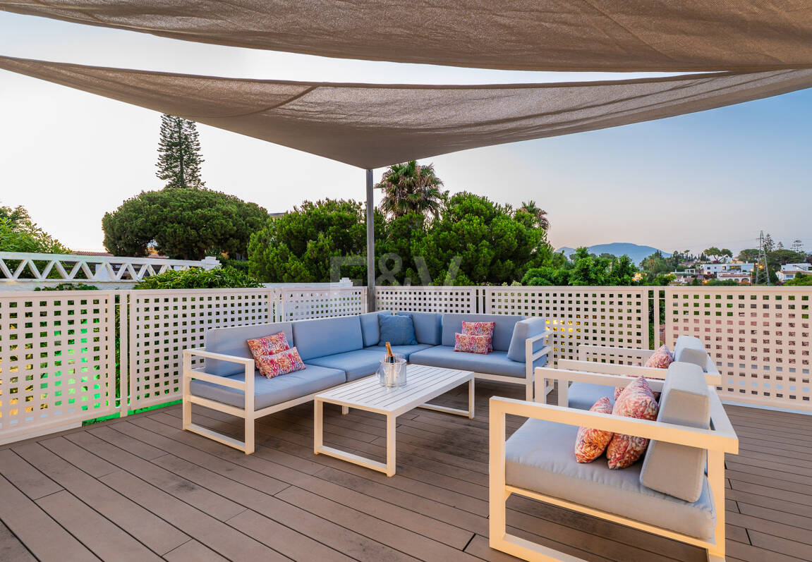 Ljus samtida villa i Nueva Andalucía med havs- och bergsutsikt