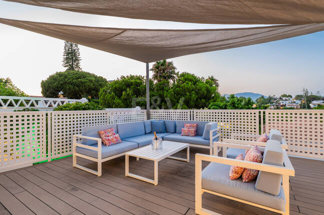 Ljus samtida villa i Nueva Andalucía med havs- och bergsutsikt