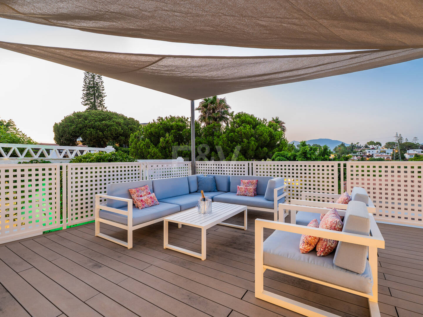 Ljus samtida villa i Nueva Andalucía med havs- och bergsutsikt