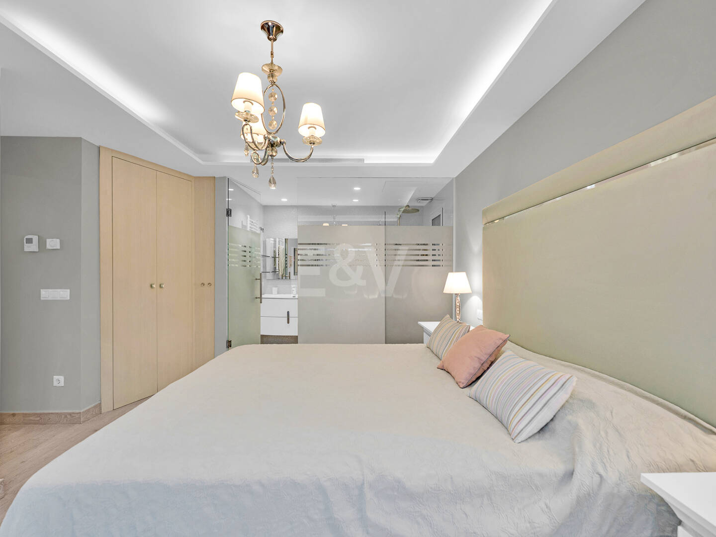 Villa moderna y luminosa en Nueva Andalucía con vistas al mar y a la montaña.