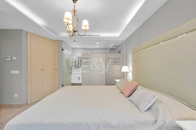 Ljus samtida villa i Nueva Andalucía med havs- och bergsutsikt