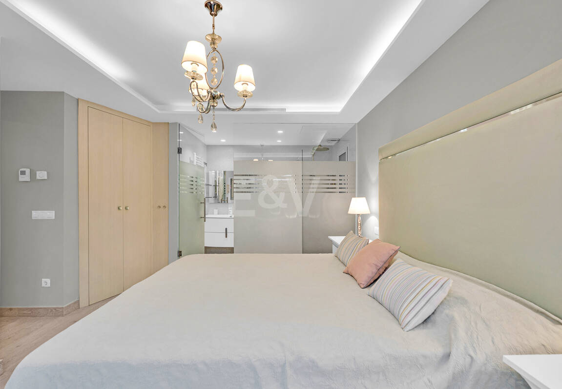 Ljus samtida villa i Nueva Andalucía med havs- och bergsutsikt