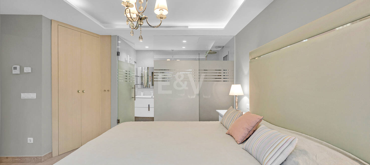 Bright contemporary villa in Nueva Andalucía with sea and mountain views