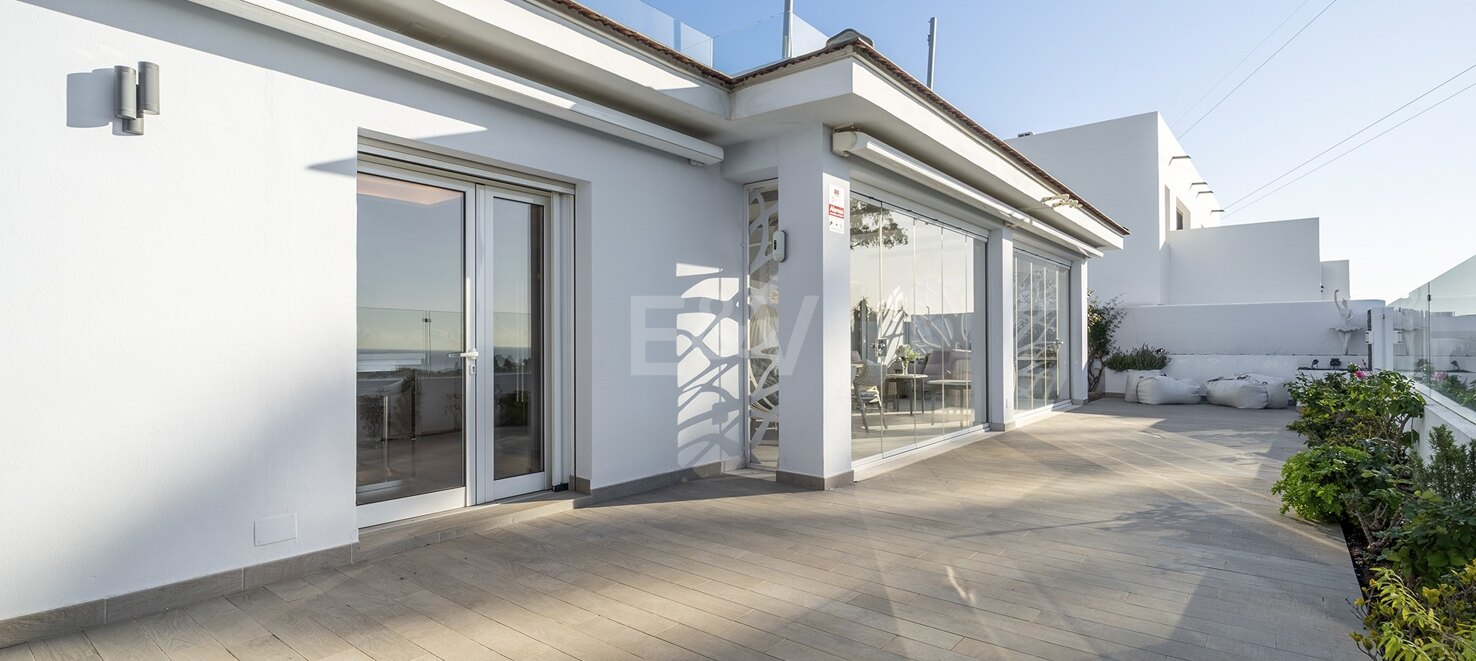 Villa moderna y luminosa en Nueva Andalucía con vistas al mar y a la montaña.