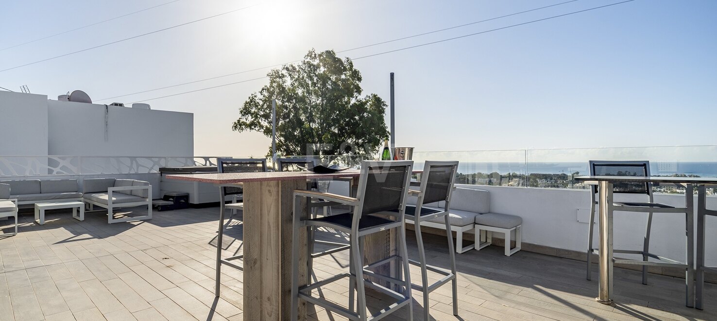 Villa moderna y luminosa en Nueva Andalucía con vistas al mar y a la montaña.