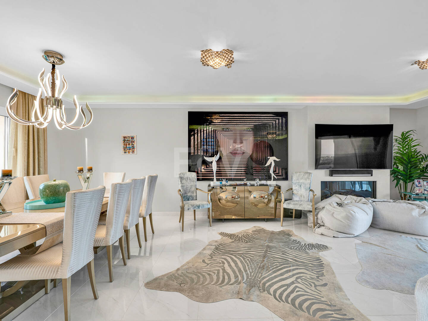 Villa moderna y luminosa en Nueva Andalucía con vistas al mar y a la montaña.