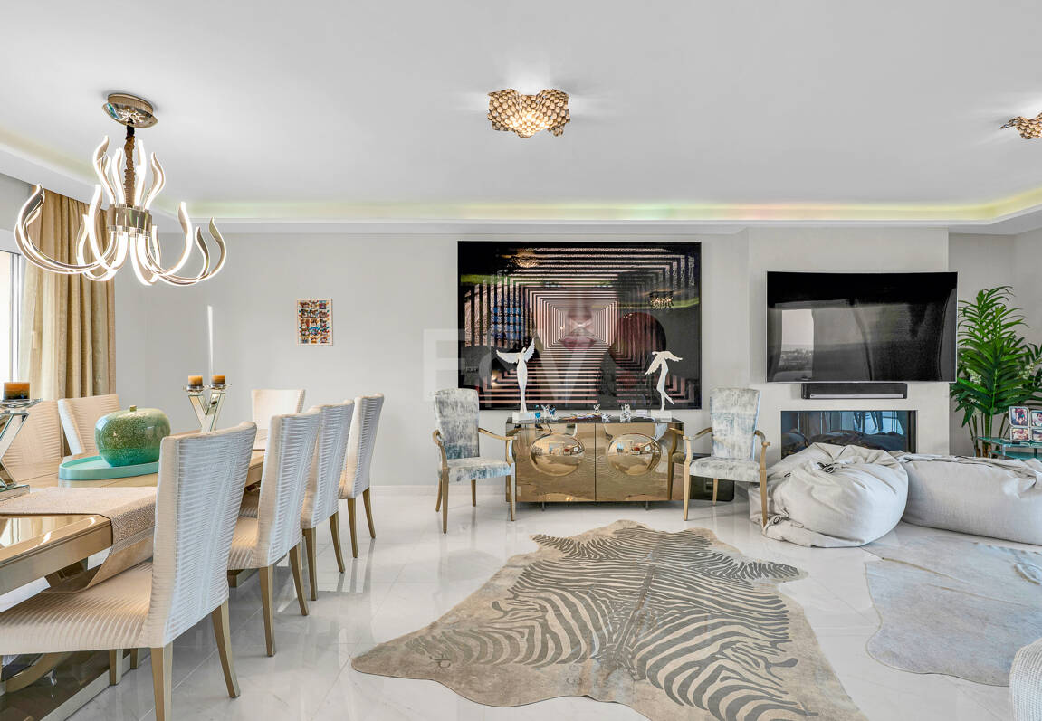 Ljus samtida villa i Nueva Andalucía med havs- och bergsutsikt