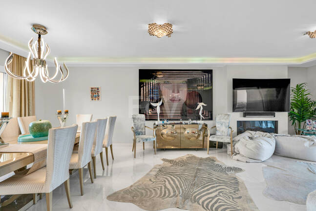 Ljus samtida villa i Nueva Andalucía med havs- och bergsutsikt