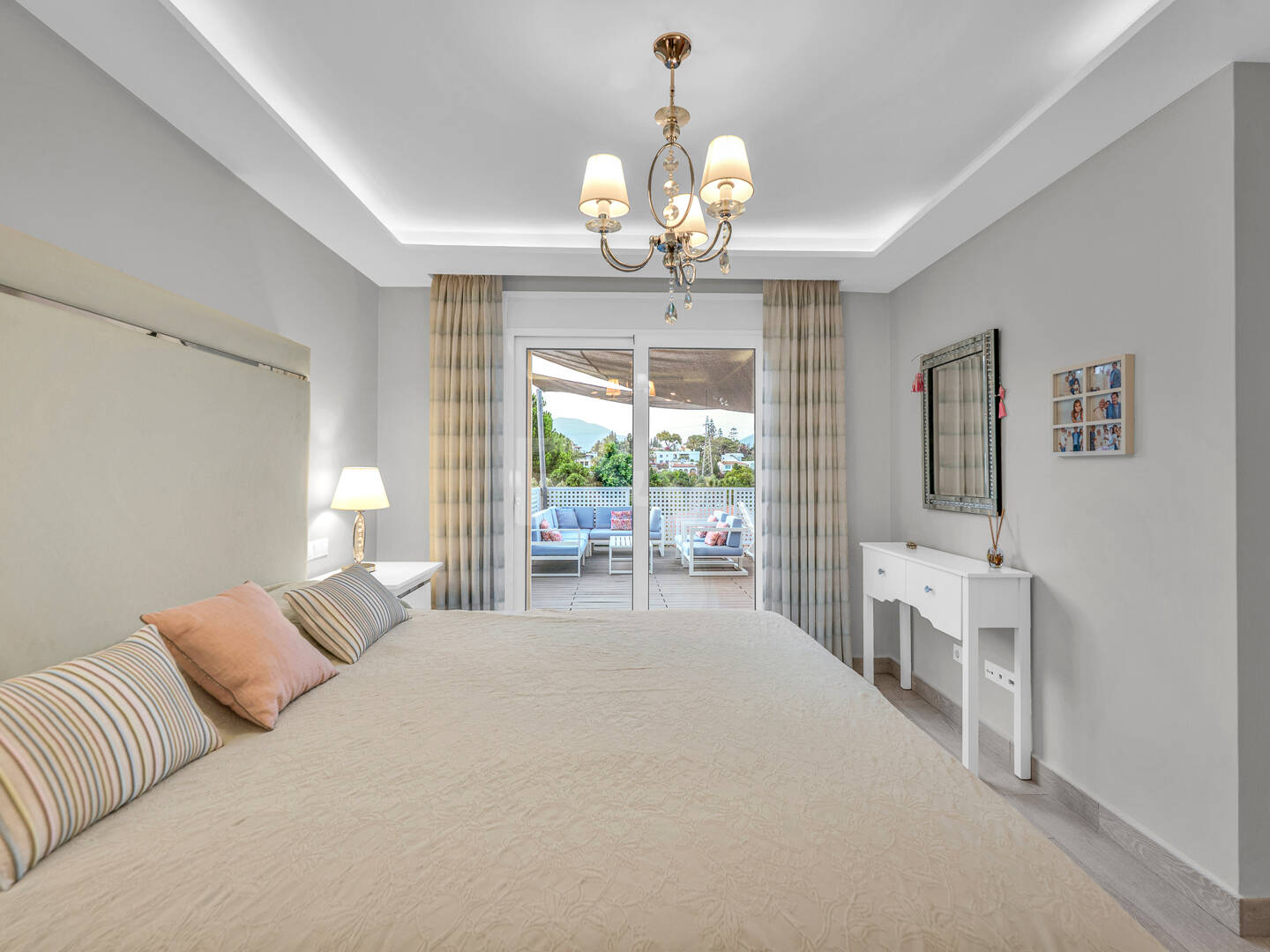 Villa moderna y luminosa en Nueva Andalucía con vistas al mar y a la montaña.