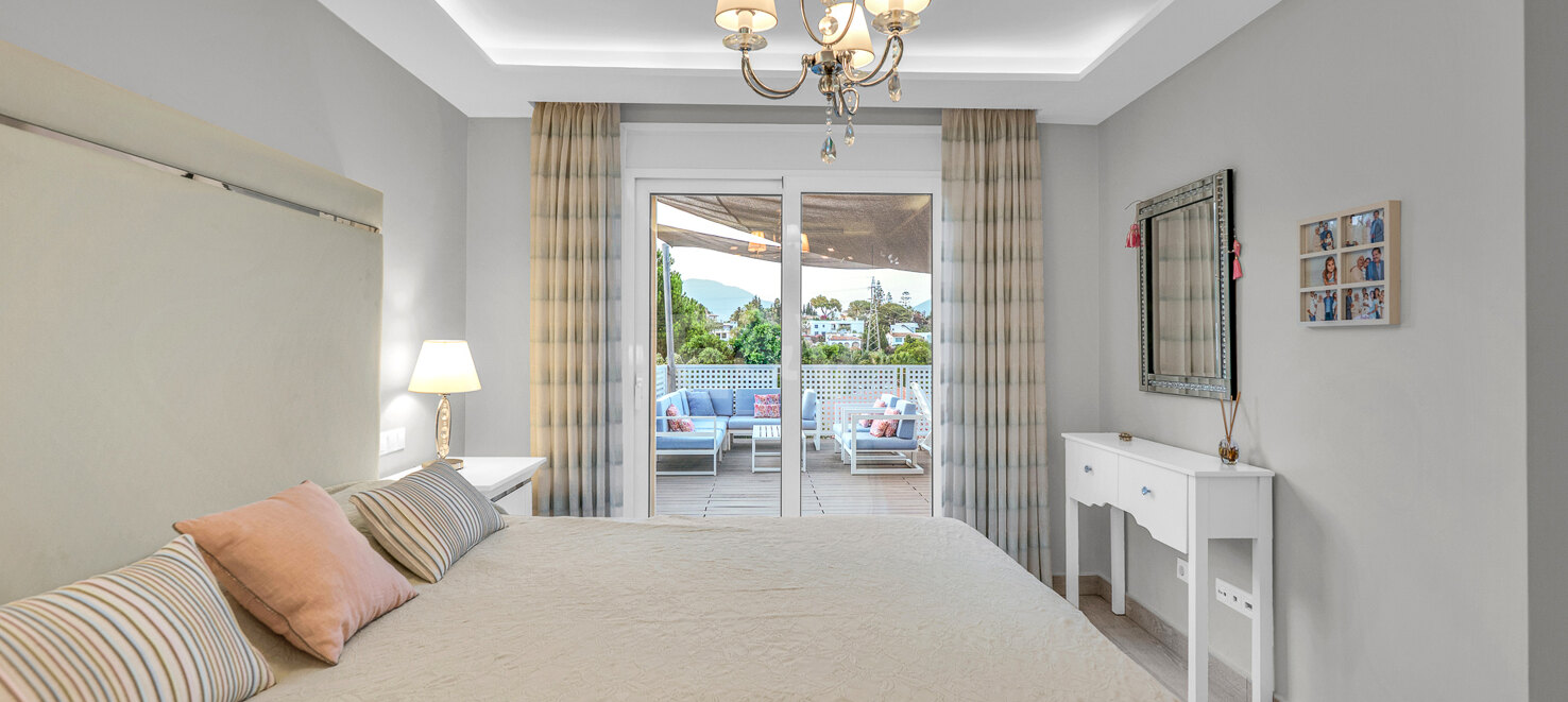 Ljus samtida villa i Nueva Andalucía med havs- och bergsutsikt