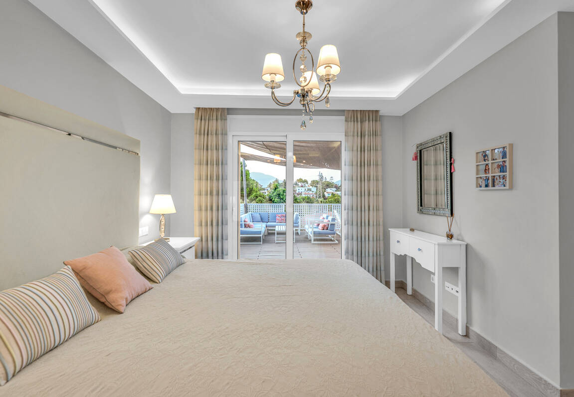 Ljus samtida villa i Nueva Andalucía med havs- och bergsutsikt