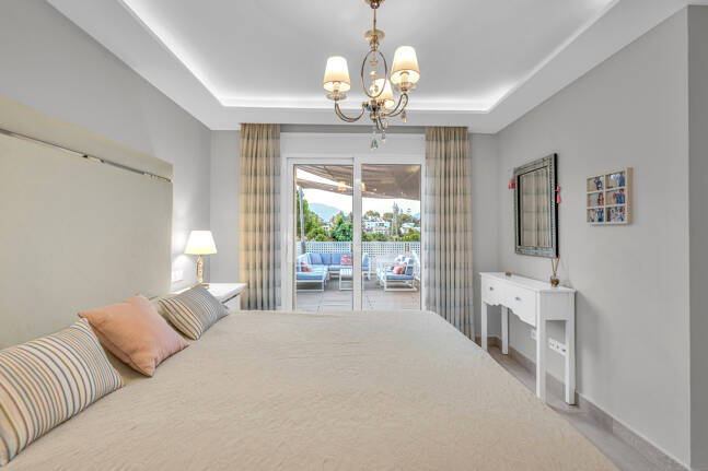 Ljus samtida villa i Nueva Andalucía med havs- och bergsutsikt