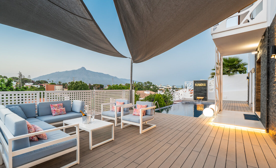 Villa moderna y luminosa en Nueva Andalucía con vistas al mar y a la montaña.