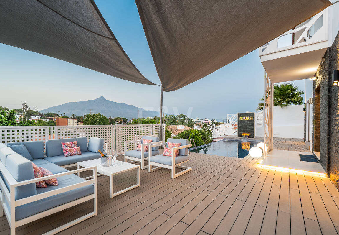 Ljus samtida villa i Nueva Andalucía med havs- och bergsutsikt