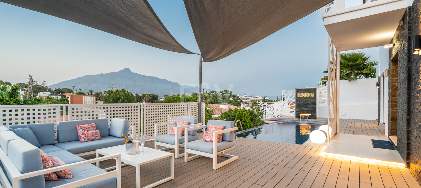 Ljus samtida villa i Nueva Andalucía med havs- och bergsutsikt