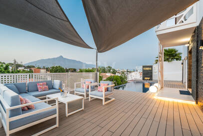 Ljus samtida villa i Nueva Andalucía med havs- och bergsutsikt