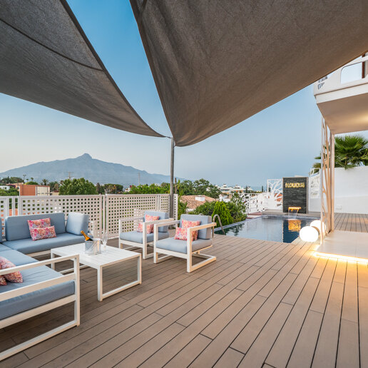 Ljus samtida villa i Nueva Andalucía med havs- och bergsutsikt