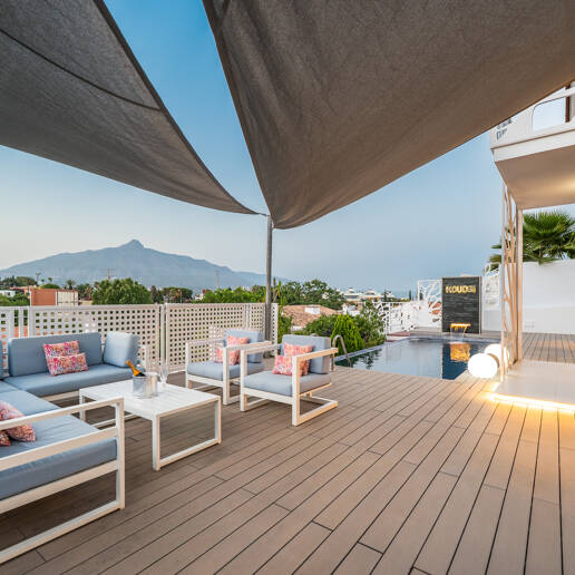 Bright contemporary villa in Nueva Andalucía with sea and mountain views