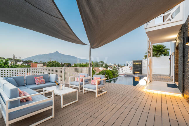 Ljus samtida villa i Nueva Andalucía med havs- och bergsutsikt