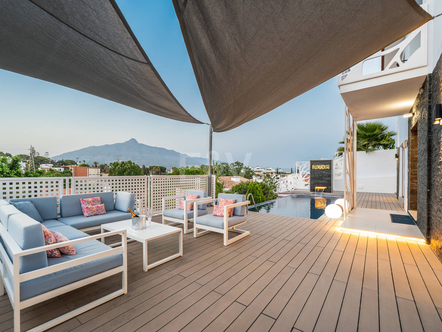 Villa moderna y luminosa en Nueva Andalucía con vistas al mar y a la montaña.