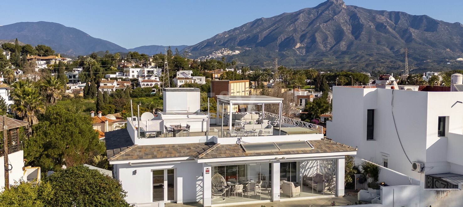 Villa moderna y luminosa en Nueva Andalucía con vistas al mar y a la montaña.