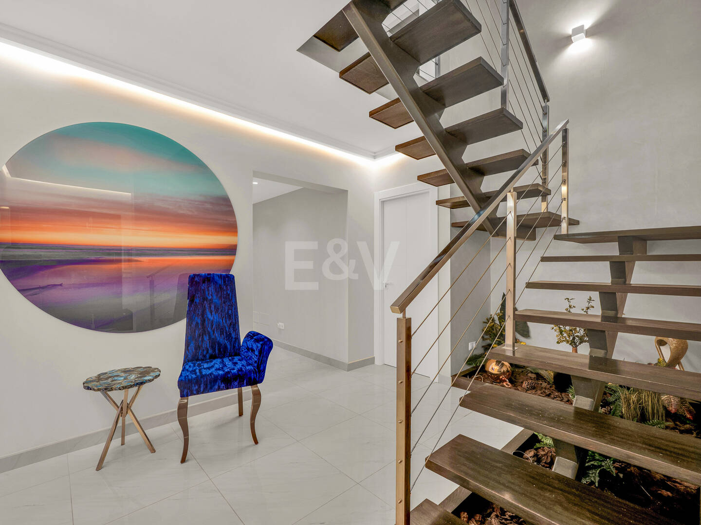 Villa moderna y luminosa en Nueva Andalucía con vistas al mar y a la montaña.