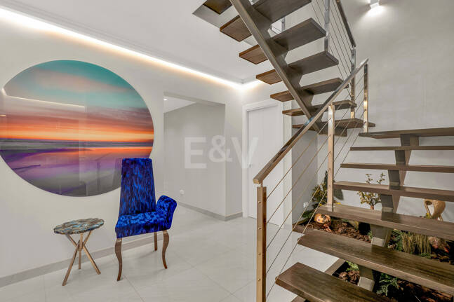 Ljus samtida villa i Nueva Andalucía med havs- och bergsutsikt