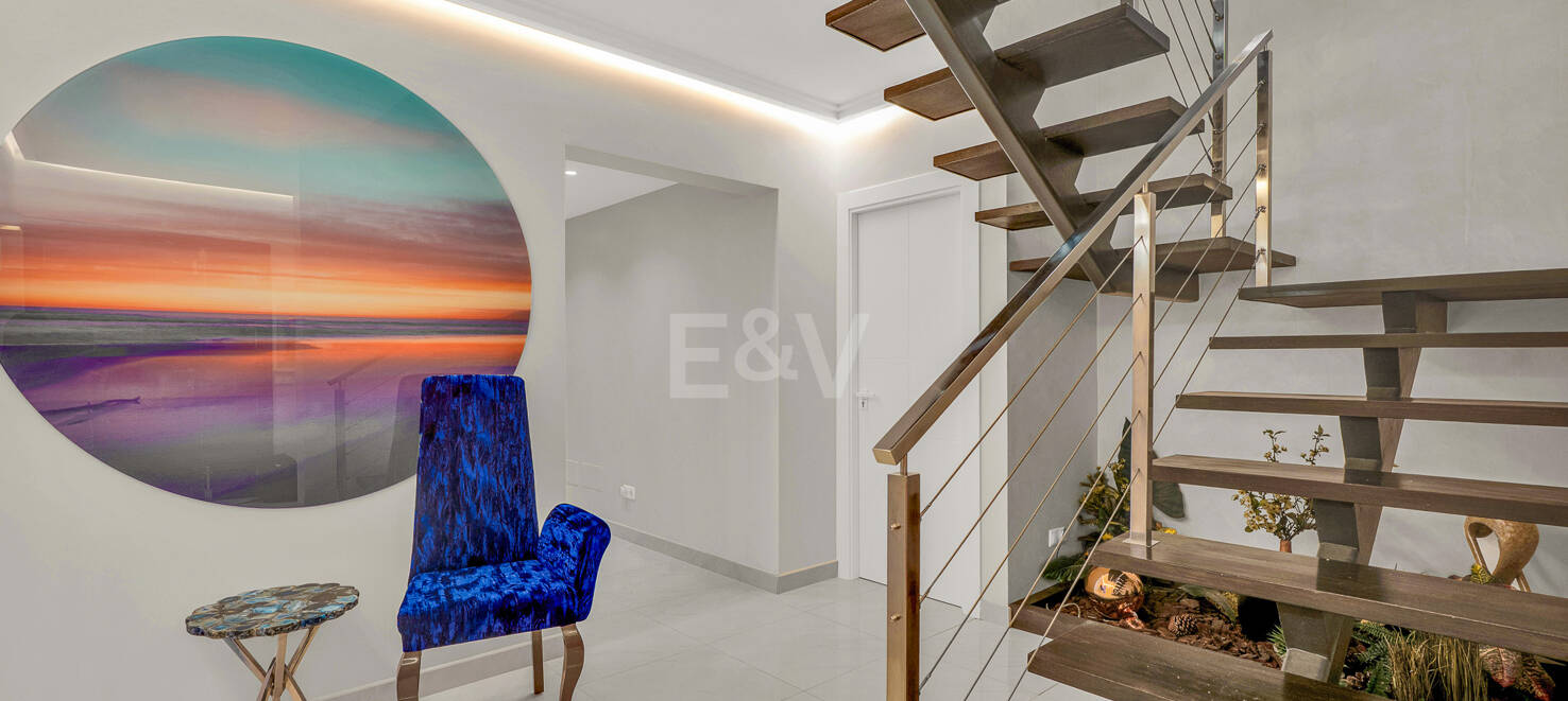 Bright contemporary villa in Nueva Andalucía with sea and mountain views