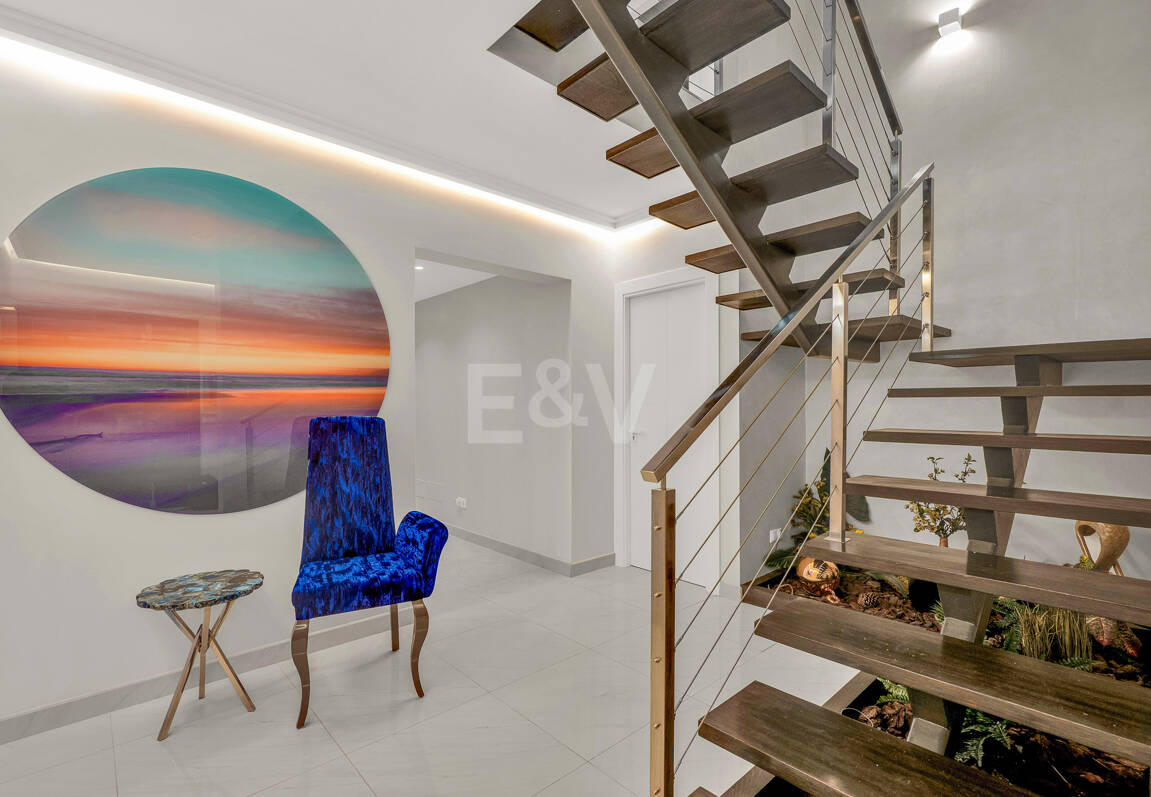 Ljus samtida villa i Nueva Andalucía med havs- och bergsutsikt