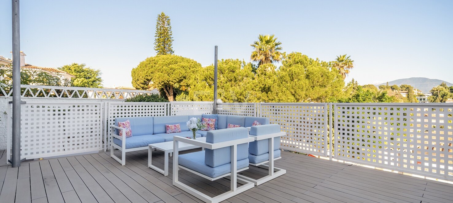 Villa moderna y luminosa en Nueva Andalucía con vistas al mar y a la montaña.