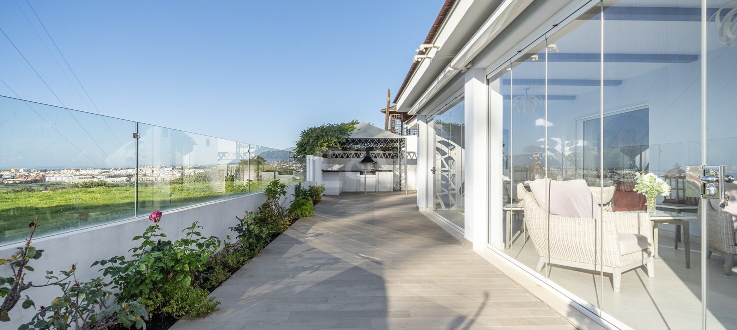 Villa moderna y luminosa en Nueva Andalucía con vistas al mar y a la montaña.