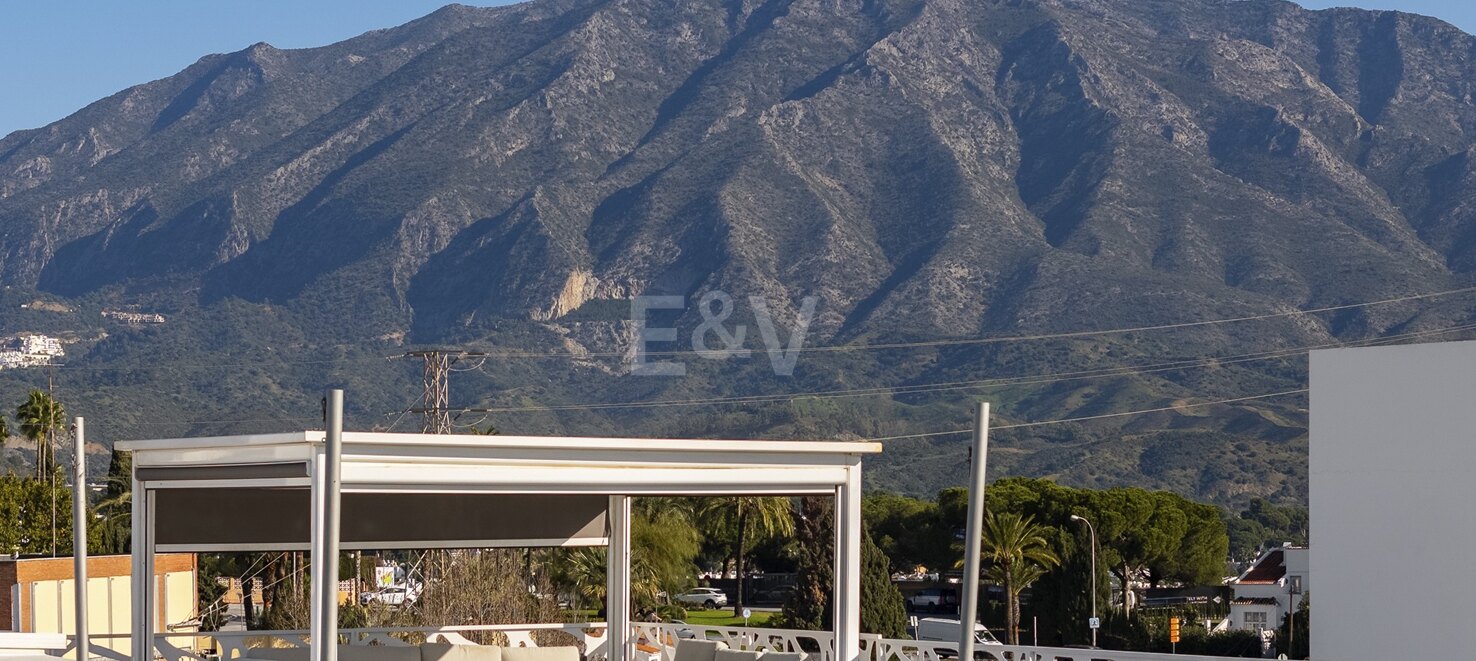 Villa moderna y luminosa en Nueva Andalucía con vistas al mar y a la montaña.