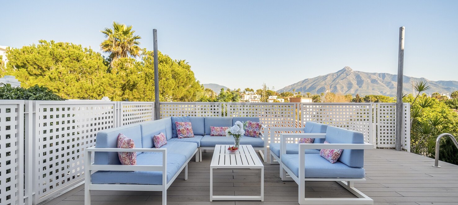 Villa moderna y luminosa en Nueva Andalucía con vistas al mar y a la montaña.