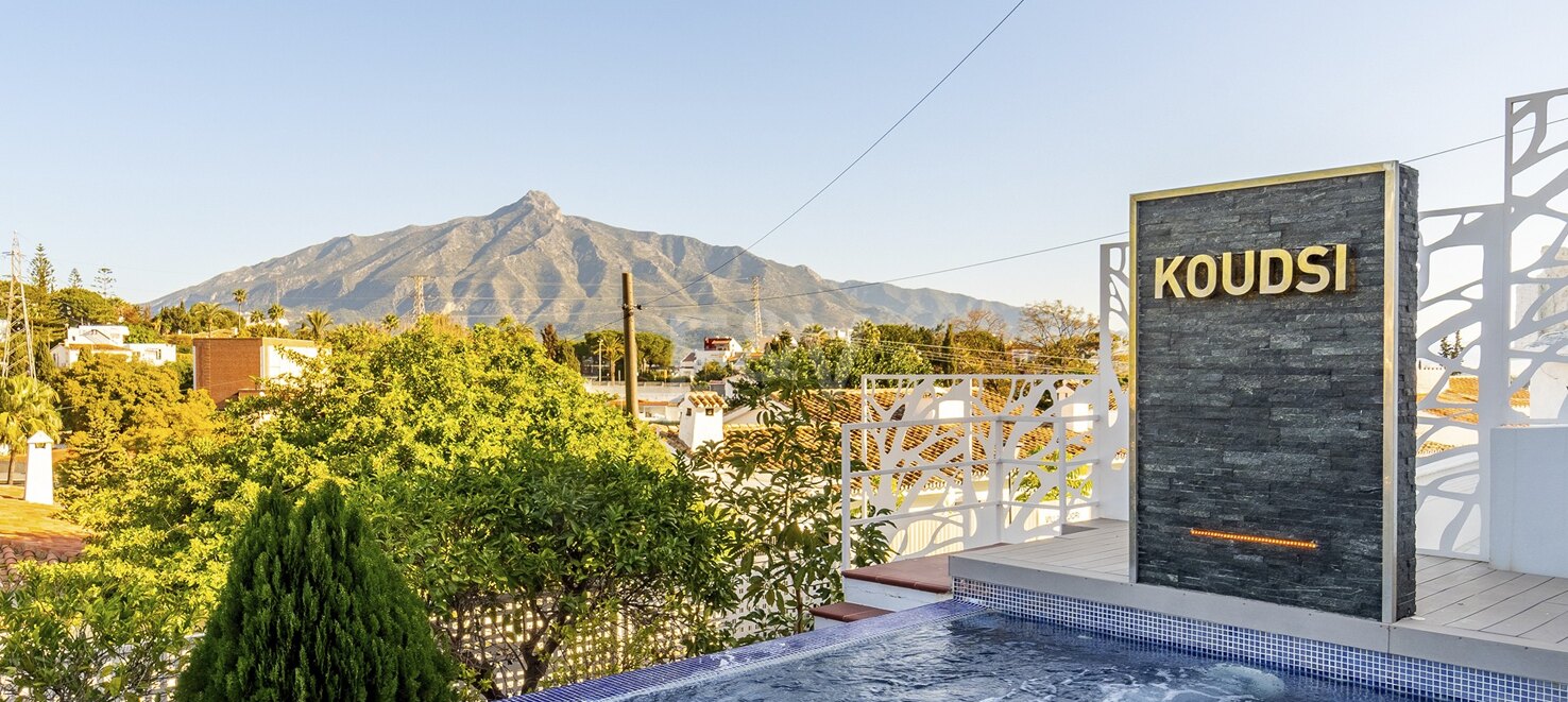 Villa moderna y luminosa en Nueva Andalucía con vistas al mar y a la montaña.