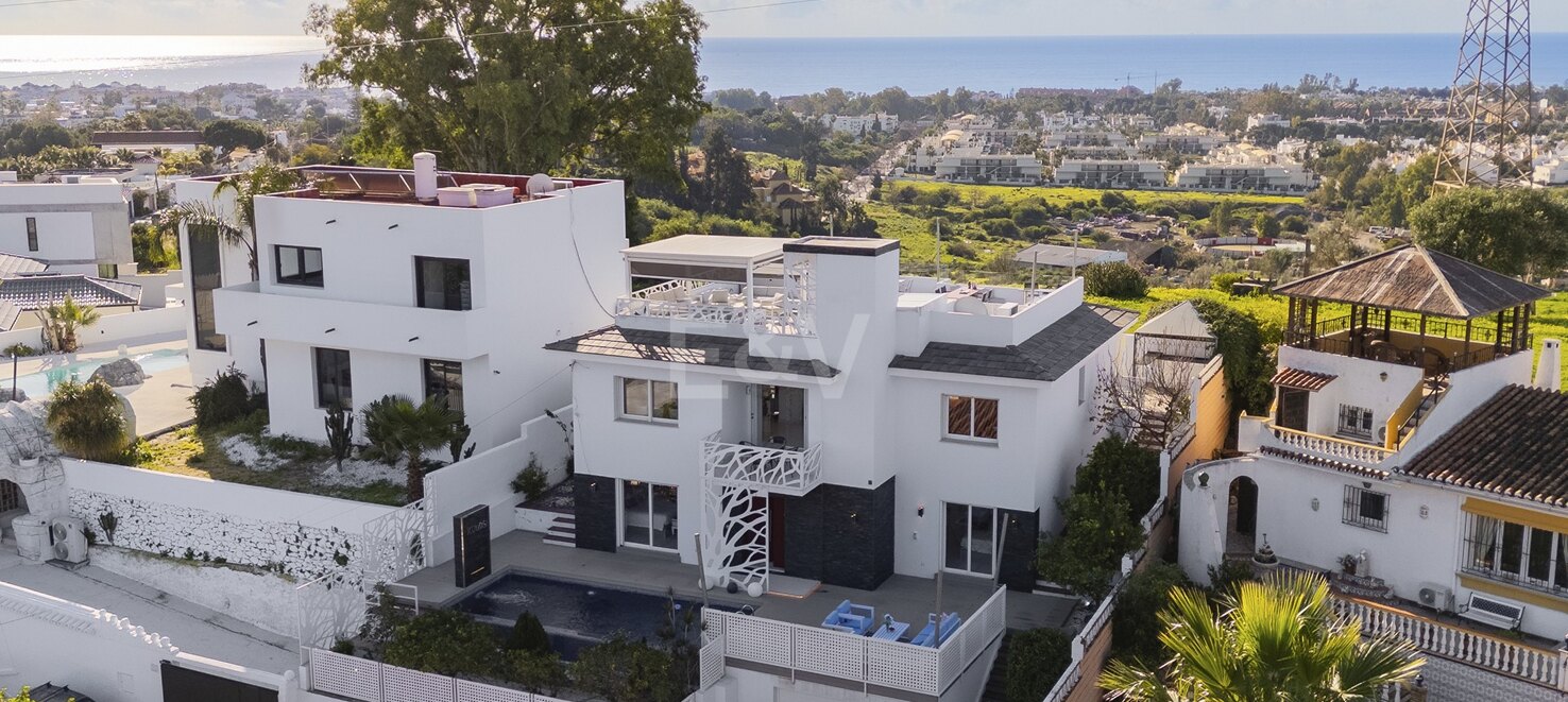 Villa moderna y luminosa en Nueva Andalucía con vistas al mar y a la montaña.