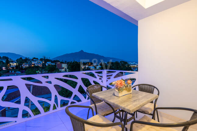 Ljus samtida villa i Nueva Andalucía med havs- och bergsutsikt