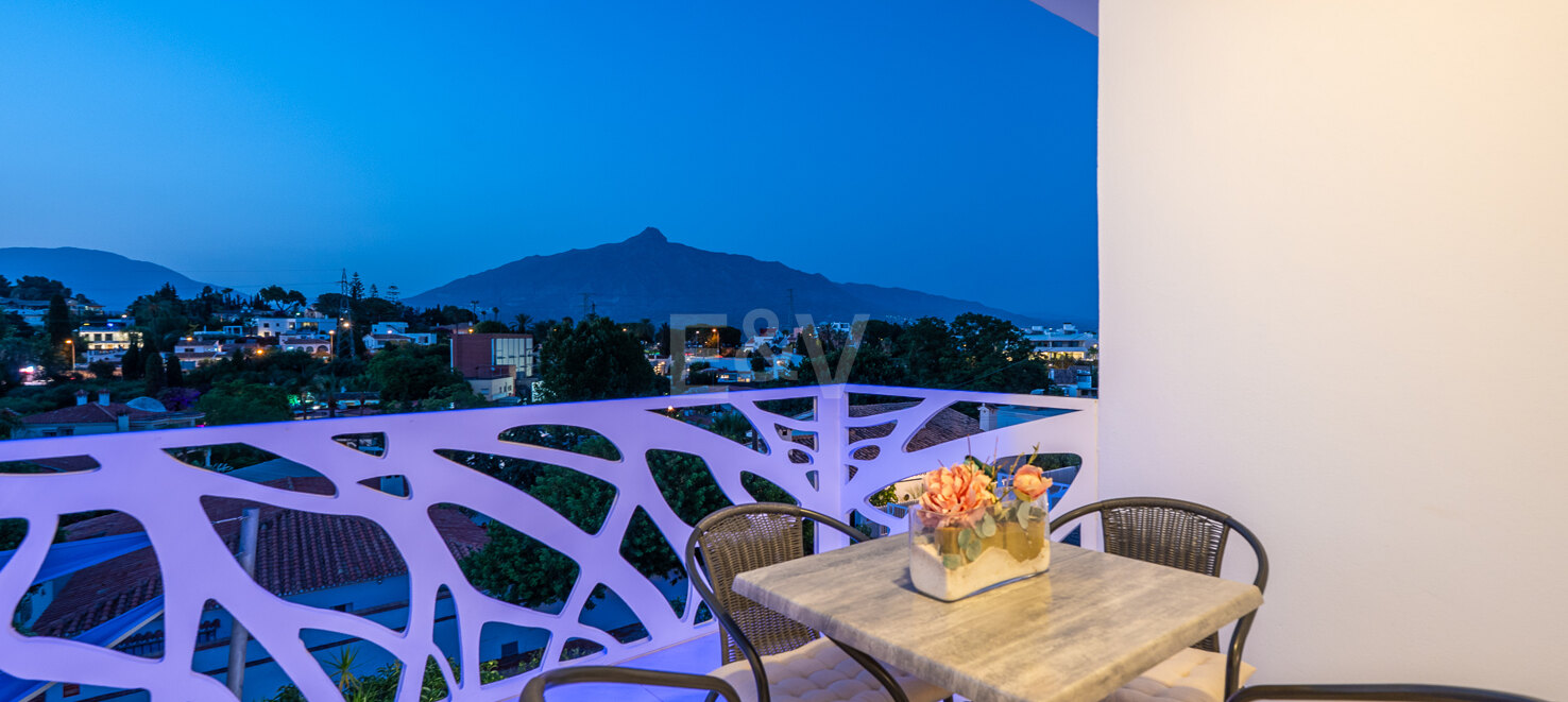 Ljus samtida villa i Nueva Andalucía med havs- och bergsutsikt