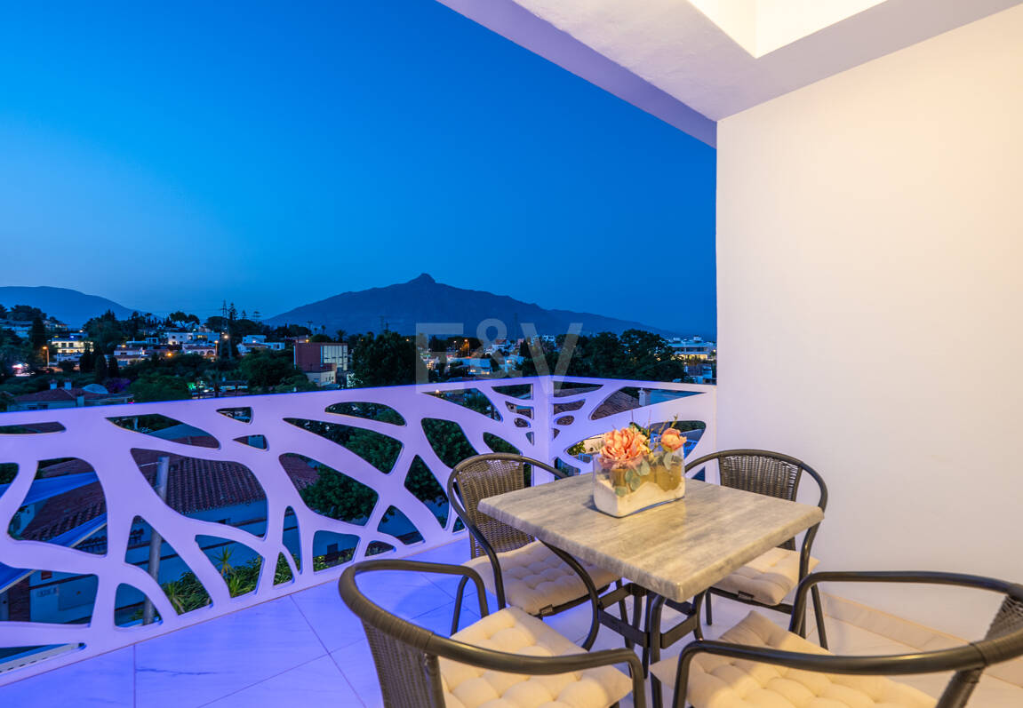 Ljus samtida villa i Nueva Andalucía med havs- och bergsutsikt