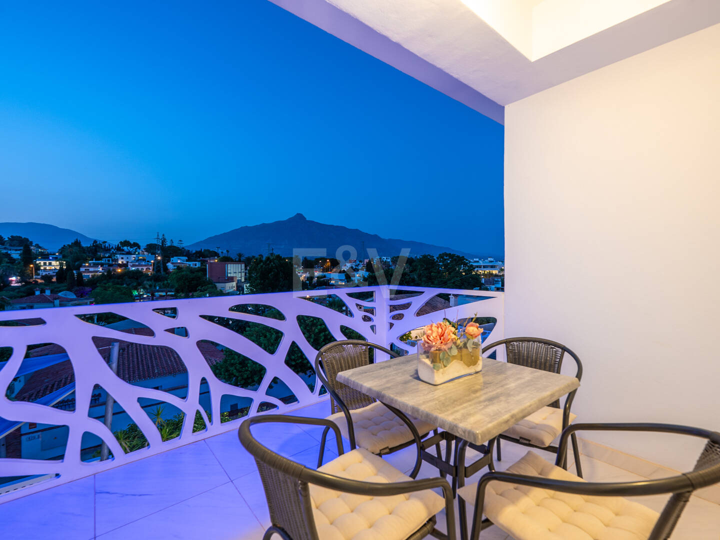 Villa moderna y luminosa en Nueva Andalucía con vistas al mar y a la montaña.