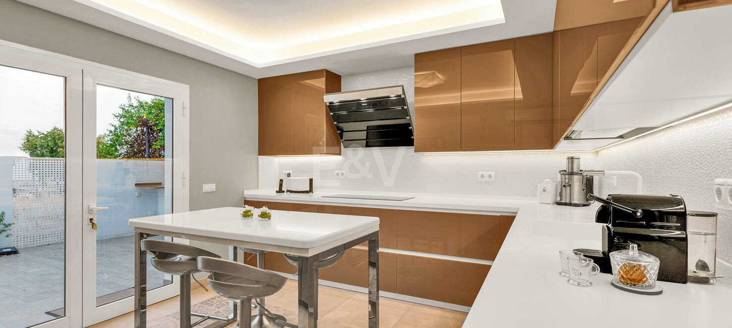 Bright contemporary villa in Nueva Andalucía with sea and mountain views