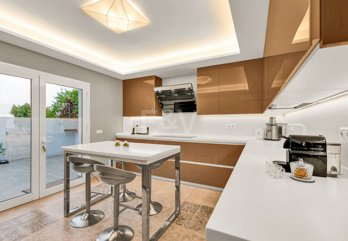 Ljus samtida villa i Nueva Andalucía med havs- och bergsutsikt