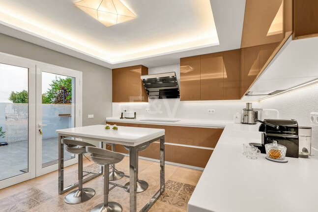 Ljus samtida villa i Nueva Andalucía med havs- och bergsutsikt