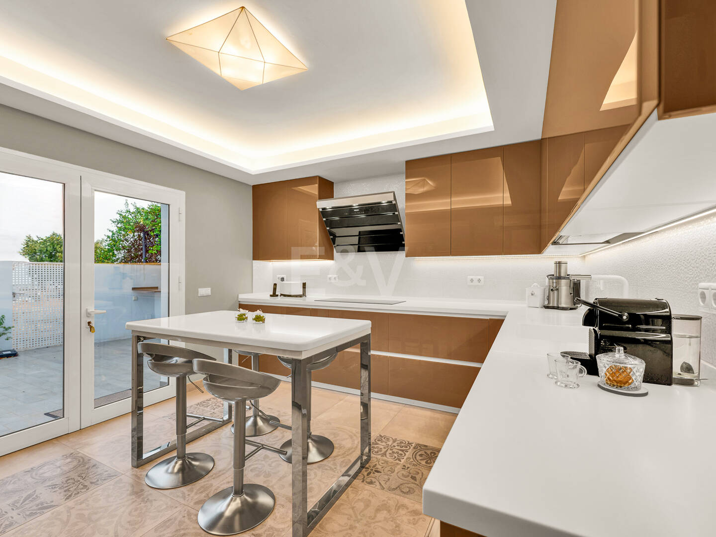 Villa moderna y luminosa en Nueva Andalucía con vistas al mar y a la montaña.