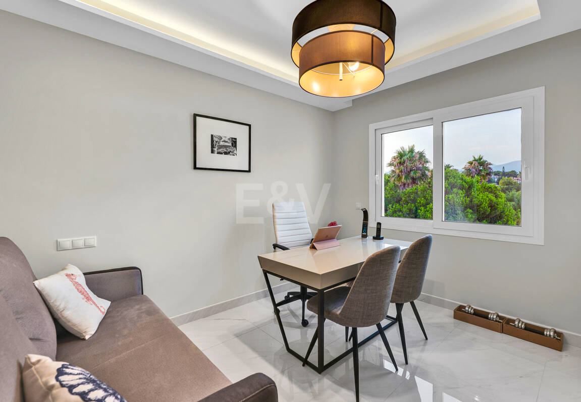 Ljus samtida villa i Nueva Andalucía med havs- och bergsutsikt