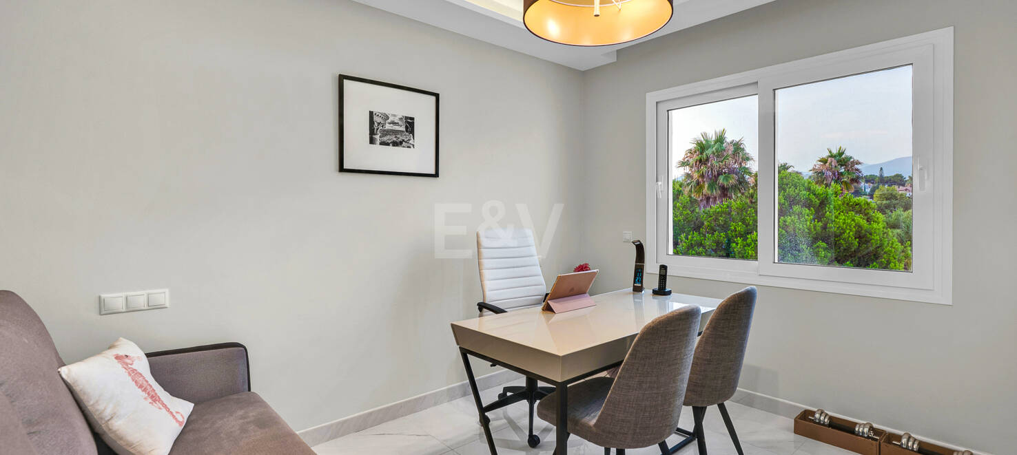 Bright contemporary villa in Nueva Andalucía with sea and mountain views