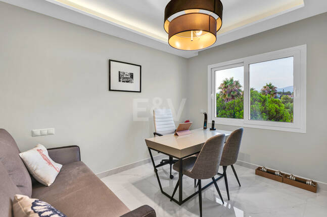 Ljus samtida villa i Nueva Andalucía med havs- och bergsutsikt